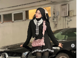 Penyanyi Malaysia Berhijab Dihujat Pakai Stocking Transparan, Paha Terlihat