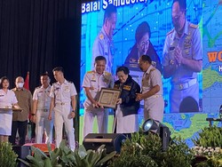 Momen Megawati Terima Brevet Kehormatan Hidro-Oseanografi TNI AL