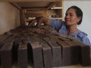 Melihat Pembuatan Sabun dari Rumput Laut di Rote Ndao