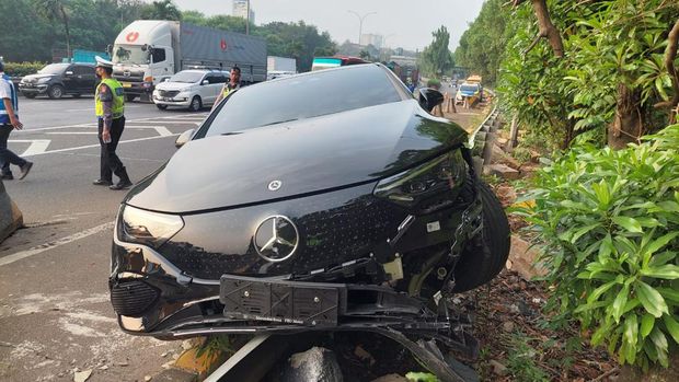Mobil listrik Mercedes-Benz EQE kecelakaan di Tol JORR, Rabu (21/6/2023), sekitar 06.15 WIB, menurut laporan TMC Polda Metro Jaya.