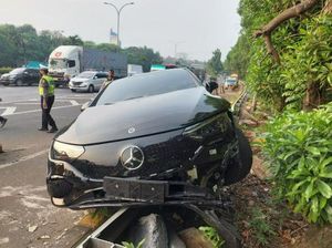 Mercy Listrik Kecelakaan di Tol JORR, Sopir Ngaku Setir Berasa Narik ke Kiri Mercy Listrik Kecelakaan di Tol JORR, Sopir Ngaku Setir Berasa Narik ke Kiri