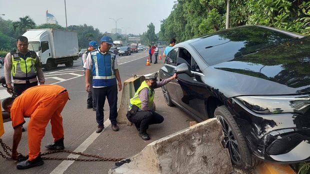 Mobil Mercy listrik kecelakaan di Tol JORR, Rabu (21/6/2023) pagi.