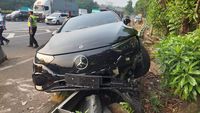 Penampakan Mercy Listrik Kecelakaan hingga Ban Nyangkut Pembatas Tol