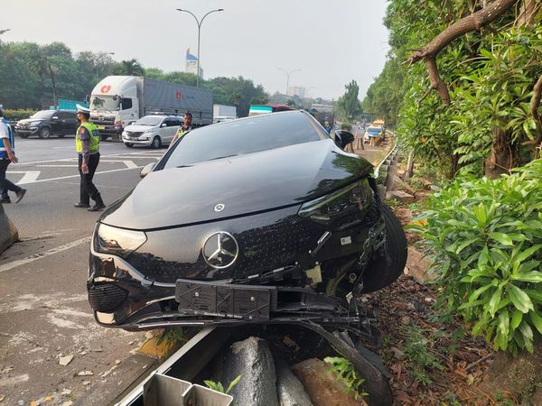 Penampakan Mercy Listrik Kecelakaan hingga Ban Nyangkut Pembatas Tol