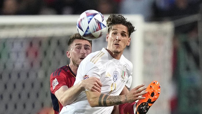 Italys Nicolo Zaniolo, right, challenges for the ball with Spains Aymeric Laporte during the Nations League semifinal soccer match between the Spain and Italy at De Grolsch Veste stadium in Enschede, eastern Netherlands, Thursday, June 15, 2023. (AP Photo/Martin Meissner)