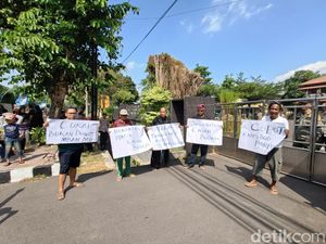 Puluhan Pelaku Seni Demo Tuntut Kepala Disbudparpora Kota Kediri Dicopot