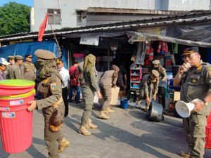 Satpol PP Tertibkan PKL di Pinggir Jalan Kawasan Jatinegara Jaktim Satpol PP Tertibkan PKL di Pinggir Jalan Kawasan Jatinegara Jaktim