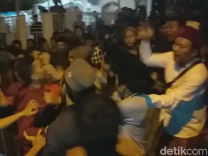 Jatim Sepekan: Panji Gumilang Dibela-Istri Diizinkan Nikah dengan Selingkuhan Jatim Sepekan: Panji Gumilang Dibela-Istri Diizinkan Nikah dengan Selingkuhan