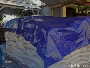 Pupuk Subsidi 14 Ton yang Disita Polisi di Mojokerto Jatah Petani Cikampek Pupuk Subsidi 14 Ton yang Disita Polisi di Mojokerto Jatah Petani Cikampek