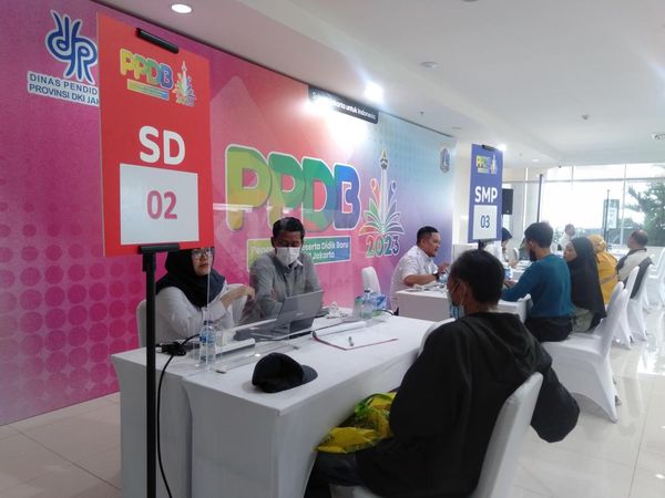 Suasana PPDB 2023 di Dinas Pendidikan DKI, Ortu Masih Ramai Lapor Keluhan
