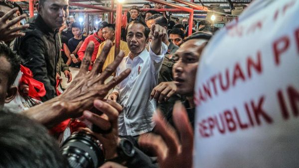 Potret Jokowi Bagi-bagi BLT dan Sembako di Pasar Tohaga Parung
