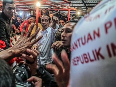 Potret Jokowi Bagi-bagi BLT dan Sembako di Pasar Tohaga Parung