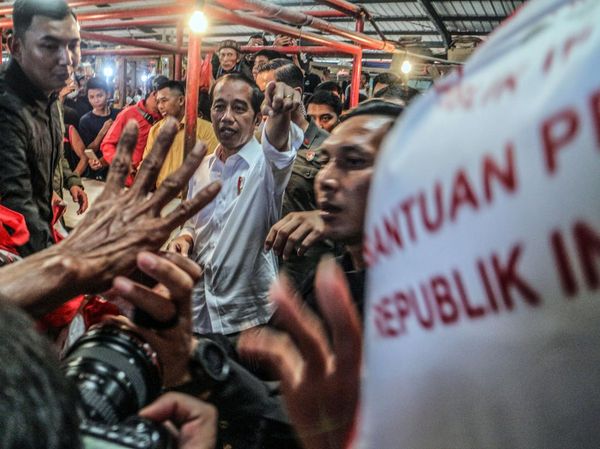 Potret Jokowi Bagi-bagi BLT dan Sembako di Pasar Tohaga Parung