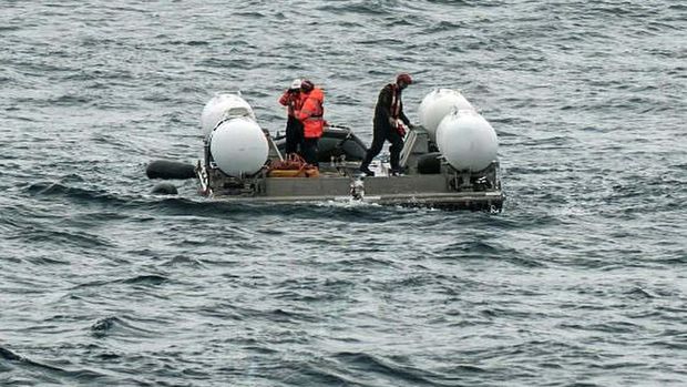 Pencarian kapal selam wisata penjelajah bangkai Kapal Titanic terus dilakukan. Kapal itu ditumpangi lima wisatawan, termasuk miliarder Inggris Hamish Harding.
