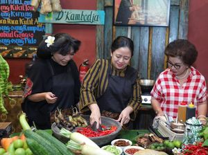 Momen Puan Ngulek Sambal Terung Mangut, Disuguhkan ke Ganjar-Menkes Momen Puan Ngulek Sambal Terung Mangut, Disuguhkan ke Ganjar-Menkes