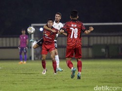 Pertandingan yang sama kuat membuat skor kacamata menutup babak pertama. 