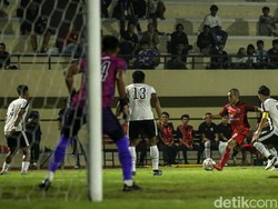Serangan-serangan Persija kian meningkat namun Riko Simanjuntak Cs tak mampu menambah gol.