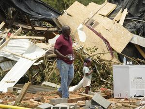 Rumah Rusak-Mobil Terguling Diterjang Tornado di Mississippi Rumah Rusak-Mobil Terguling Diterjang Tornado di Mississippi