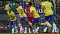 Brasil langsung mencetak gol ketika pertandingan baru berjalan sebelas menit lewat Lucas Paqueta. Senegal menyamakan kedudukan pada menit ke-22 lewat sepakan voli Habib. Skor berubah 1-1 yang menjadi hasil babak pertama.  