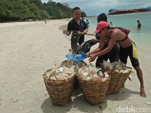 Sampah-sampah Plastik yang Kotori Laut Pangandaran