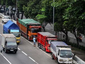 Duh, Truk Pasir Parkir di Bahu Jalan Tol Jakarta