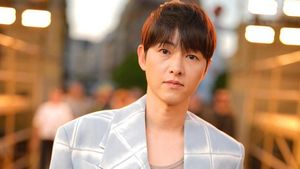 7 Gaya Song Joong Ki di Paris Fashion Week Usai Jadi Ayah Beranak Satu