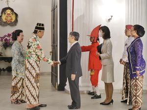 Potret Sultan Jogja Berbusana Ageman Takwa Sambut Kaisar Jepang Naruhito Potret Sultan Jogja Berbusana Ageman Takwa Sambut Kaisar Jepang Naruhito