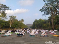 Syahdu Banget! Beryoga di Pelataran Borobudur Peringati Hari Yoga Sedunia