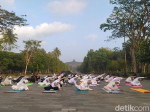 Syahdu Banget! Beryoga di Pelataran Borobudur Peringati Hari Yoga Sedunia Syahdu Banget! Beryoga di Pelataran Borobudur Peringati Hari Yoga Sedunia