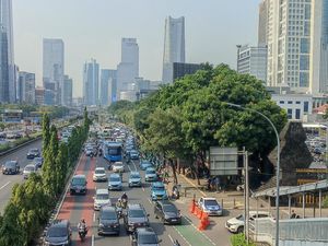 Taksi-Ojol Ngetem Depan Polda Metro, Jalan Gatot Subroto Macet Parah