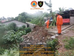 Tanggul Setinggi 4 Meter di Tangsel Roboh, 3 Rumah Warga Terdampak