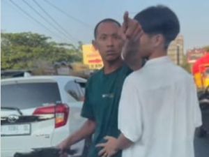 Bang Jago Cirebon yang Ngamuk-Rusak Mobil Pakai Dongkrak Ditangkap Bang Jago Cirebon yang Ngamuk-Rusak Mobil Pakai Dongkrak Ditangkap