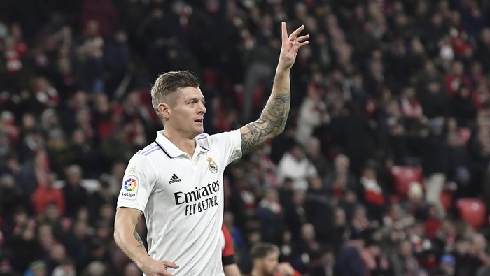 Real Madrids Toni Kroos celebrates after scoring his sides second goal during the Spanish La Liga soccer match between Athletic Club Bilbao and Real Madrid at the San Mames stadium in Bilbao, Spain, Sunday, Jan. 22, 2023. (AP Photo/Alvaro Barrientos)