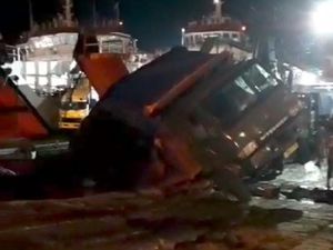 Rem Blong, Truk Nyaris Nyemplung Laut di Pelabuhan Ketapang Banyuwangi