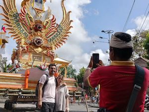 Turis Asing-Warga Setempat Tumpah Ruah Saksikan Pelebon Raja Denpasar IX Turis Asing-Warga Setempat Tumpah Ruah Saksikan Pelebon Raja Denpasar IX