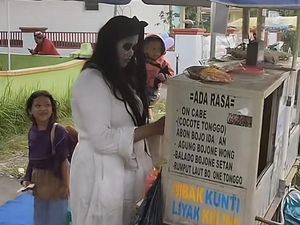 Wanita Pekalongan Ini Jual Papeda Pakai Kostum Kuntilanak, Gayanya Viral Wanita Pekalongan Ini Jual Papeda Pakai Kostum Kuntilanak, Gayanya Viral