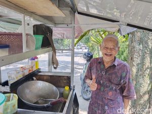 Usianya 100 Tahun, Kakek Penjual Lumpia Basah di Bandung Ini Viral