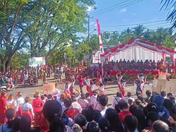 Warga Tumpah Ruah Saksikan Pawai Budaya HUT Kota Amlapura ke-383