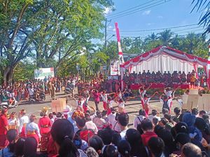 Warga Tumpah Ruah Saksikan Pawai Budaya HUT Kota Amlapura ke-383 Warga Tumpah Ruah Saksikan Pawai Budaya HUT Kota Amlapura ke-383