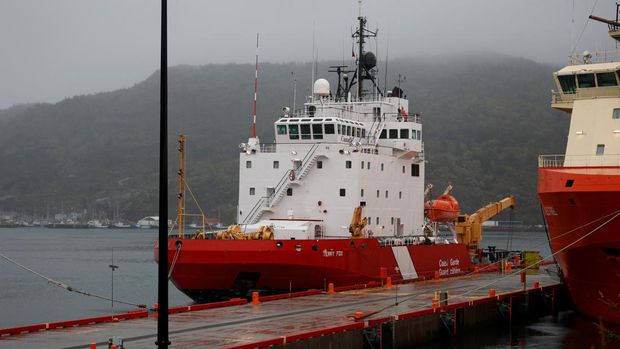 Canadian Coast Guard Ship (CCGS) Terry Fox preparing to depart in support of the search for the missing OceanGate Expeditions submersible, which is carrying five people to explore the wreck of the sunken Titanic, in the port of St. John?s, Newfoundland, Canada June 20, 2023. REUTERS/David Hiscock NO RESALES. NO ARCHIVES