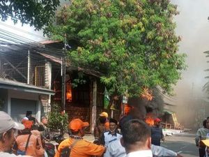 Bengkel-Gudang di Cakung Terbakar gegara Bensin Tersulut Rokok, 2 Orang Luka Bengkel-Gudang di Cakung Terbakar gegara Bensin Tersulut Rokok, 2 Orang Luka