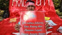 Bawa Spanduk Besar, Pendemo Soroti Tingginya Polusi di HUT DKI Jakarta