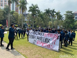 EM UB Demo Rektorat Tuntut WR III Minta Maaf Telah Bekukan Program Kerja