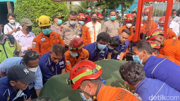 Diangkut dengan Forklift, Jenazah Fajri Dibawa ke Pemakaman