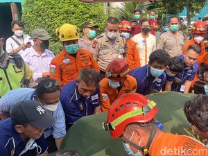 Diangkut dengan Forklift, Jenazah Fajri Dibawa ke Pemakaman