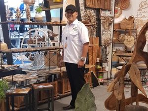 Eks Tukang Parkir Kantongi Rp 600 Juta dari Sulap Limbah Kayu, Ini Kisahnya Eks Tukang Parkir Kantongi Rp 600 Juta dari Sulap Limbah Kayu, Ini Kisahnya