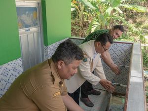 Fasilitas MCK Baru untuk Warga Kampung Paniis Pandeglang Fasilitas MCK Baru untuk Warga Kampung Paniis Pandeglang