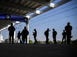 Puluhan Emak-emak Bawa Sapu, Tolak Pembongkaran Jembatan Proyek KCIC