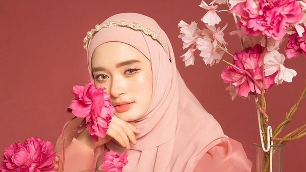 7 Foto Inara Rusli Jadi Model Pemotretan, Memesona Sampai Dikira Suntik Putih