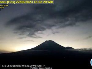 Aktivitas Vulkanik Semeru Malam Ini, Keluarkan Letusan Asap dan Guguran Lava